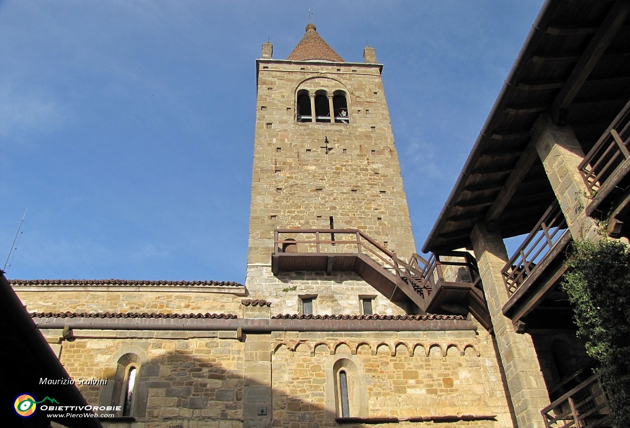 67 Il massiccio campanile, visto dal chiostro....JPG